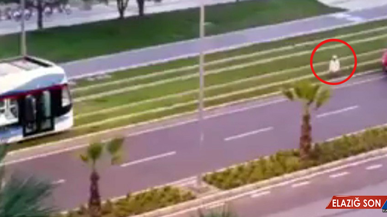 Tramvay Hattında Namaz Kıldı, Makinist Bekledi