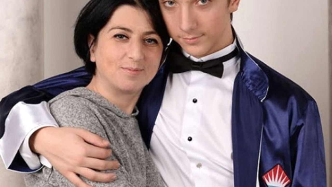 2 Ay Önce Anneannesi Vefat Eden Çocuklar Duymasın Oyuncusu Alperen Khamis'in Annesi Hayatını Kaybetti