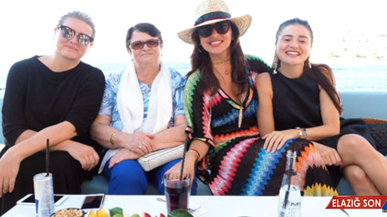 Annesi İntihar Girişiminde Bulunan Hülya Açıkgöz, Hadise'ye İmalı Gönderme Yaptı