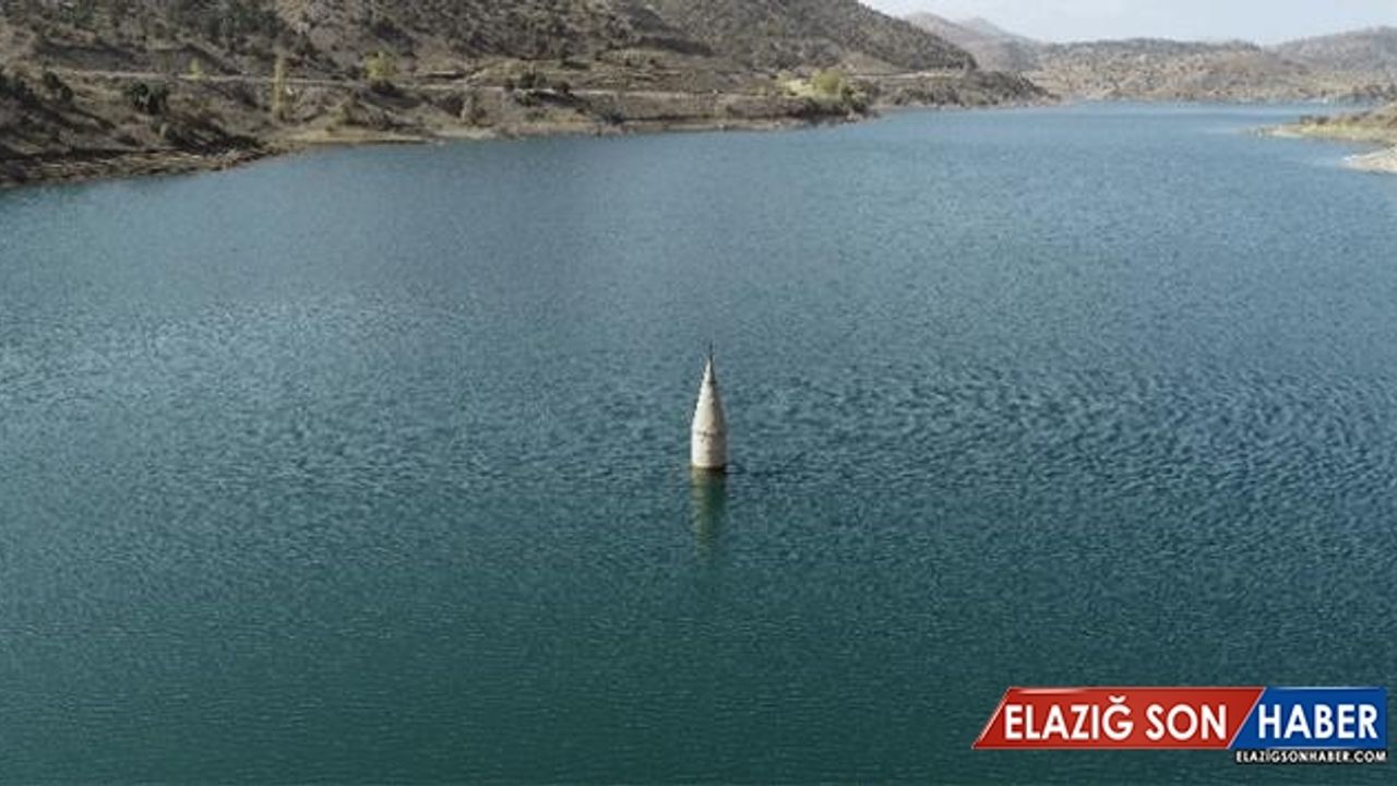 Baraj suları altında kalan caminin yalnız minaresi havadan görüntülendi