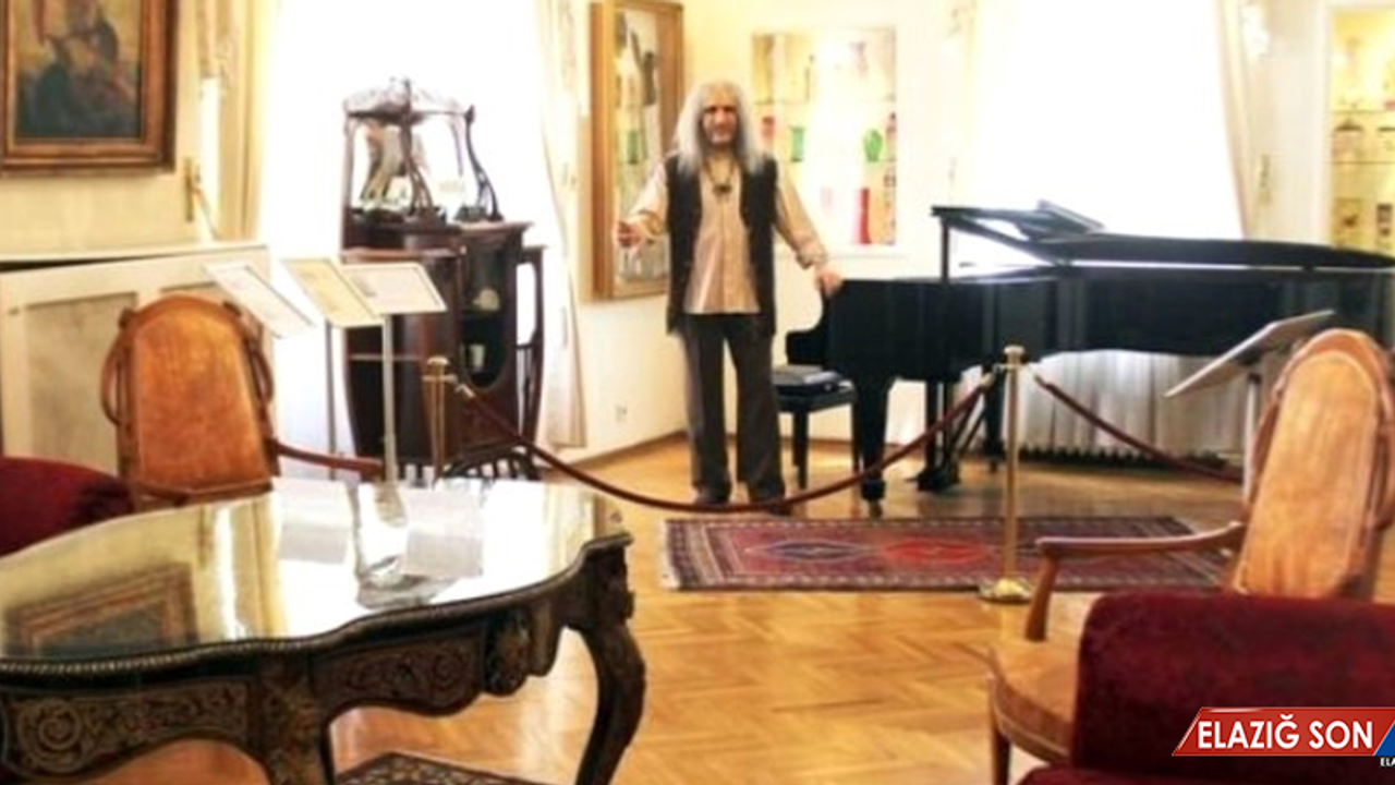 Türkiye'nin Efsane İsmi Barış Manço, 20. Ölüm Yıl Dönümünde Anılıyor