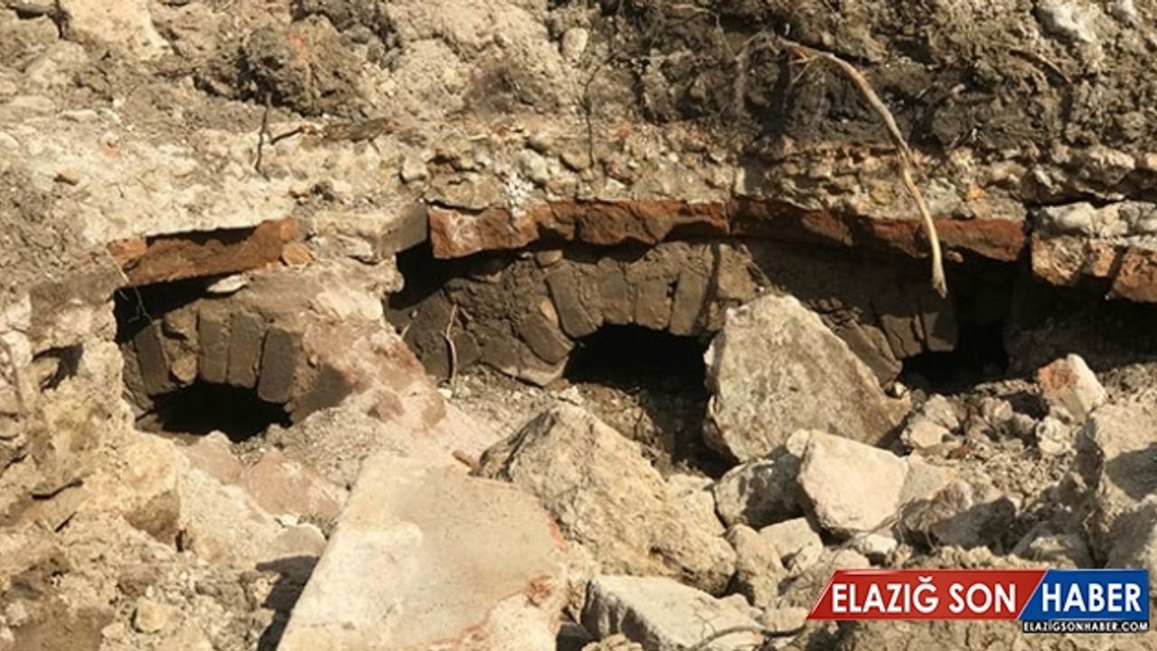 Tarlasını kepçe ile düzeltirken tarihi yapı buldu