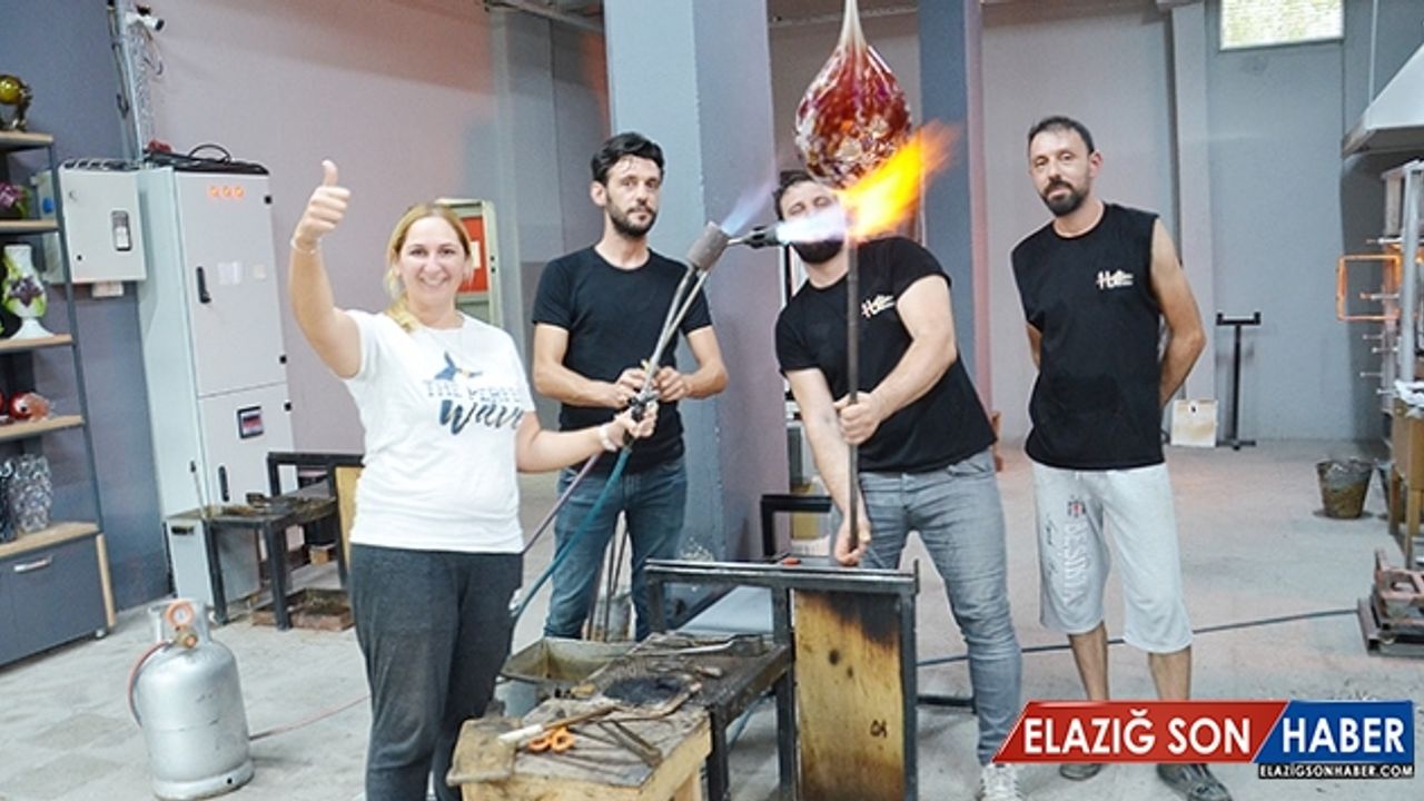 Bin 200 derecelik sıcaklıkta hayal gücünü cama yansıtıyor