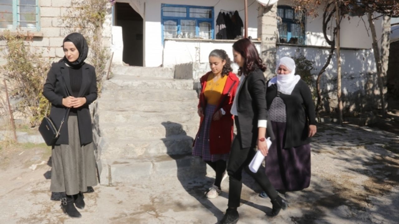 Erciş'te öğretmenler ara tatilde öğrencileri okula kazandırıyor