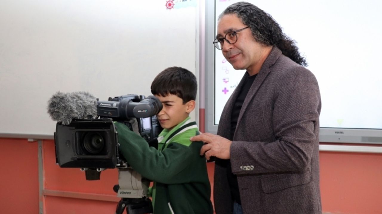 "Karton kamera"yla çekim yapan Abdulselam, profesyonel kamerayla tanıştı