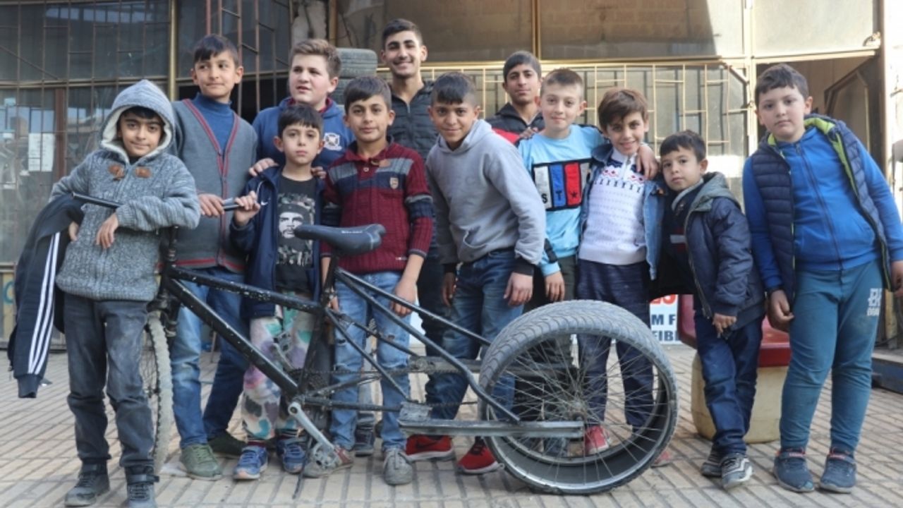 Ağrılı Bahtiyar'ın otomobil lastiği taktığı bisikleti çocukların ilgi odağı oldu