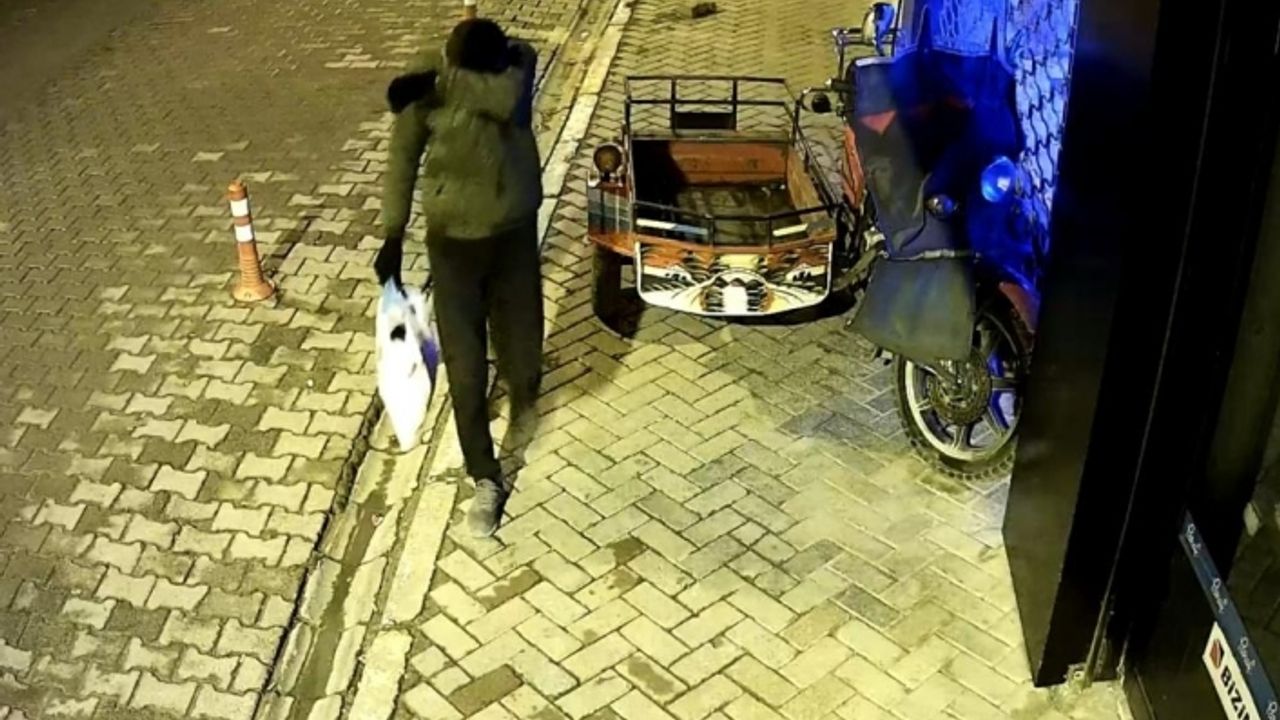 Elazığ'da cep telefonu hırsızlığı güvenlik kamerasınca görüntülendi