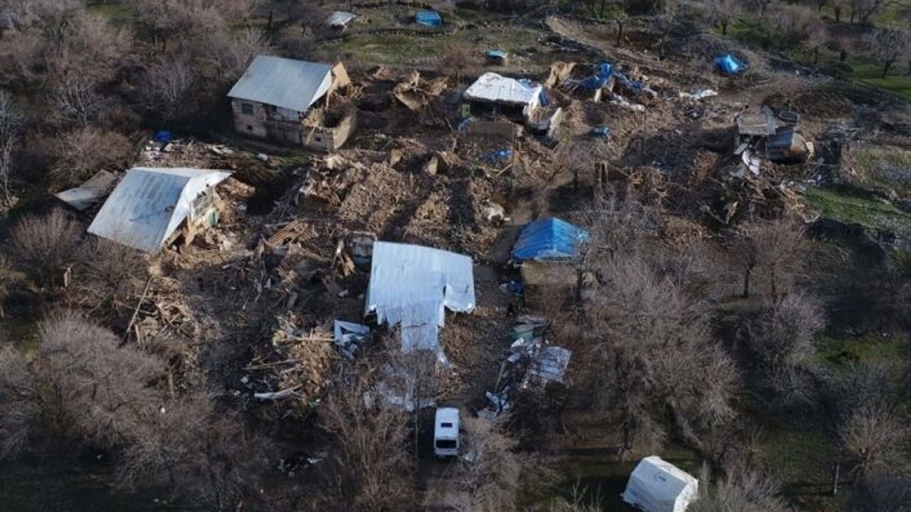 Bakan Kurum depremin vurduğu Çevrimtaş köyünde inceleme yaptı