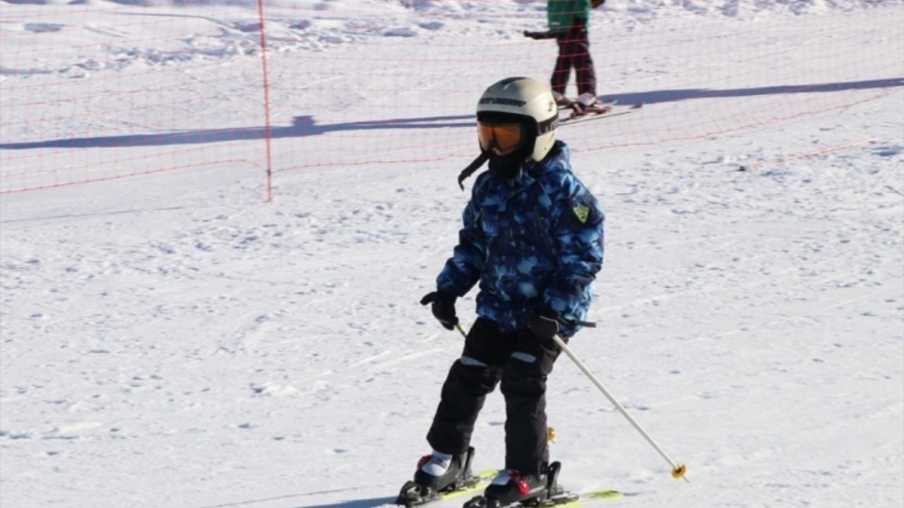 Erzincan Ergan Dağı Kayak Merkezi'nde hafta sonu yoğunluğu
