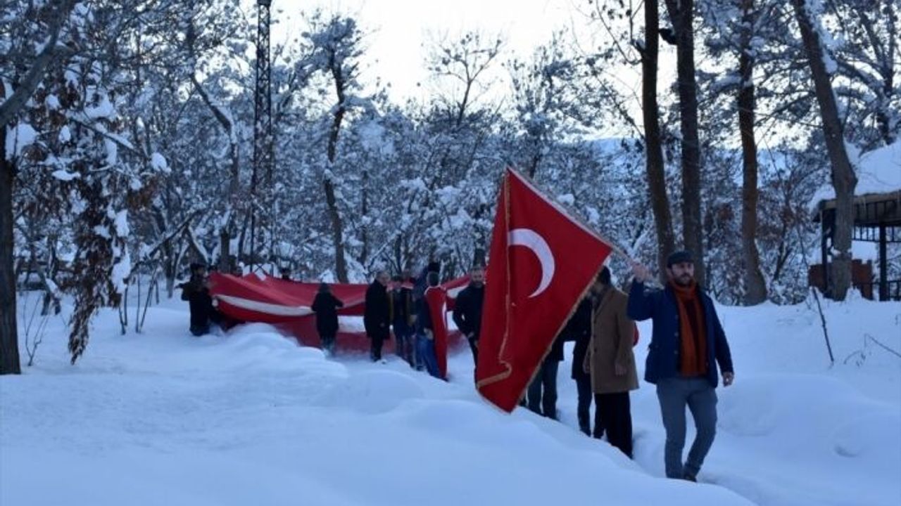 Avrupa Parlamentosunda Türk bayrağını yırtan ırkçı Yunan milletvekiline Muş'ta tepki