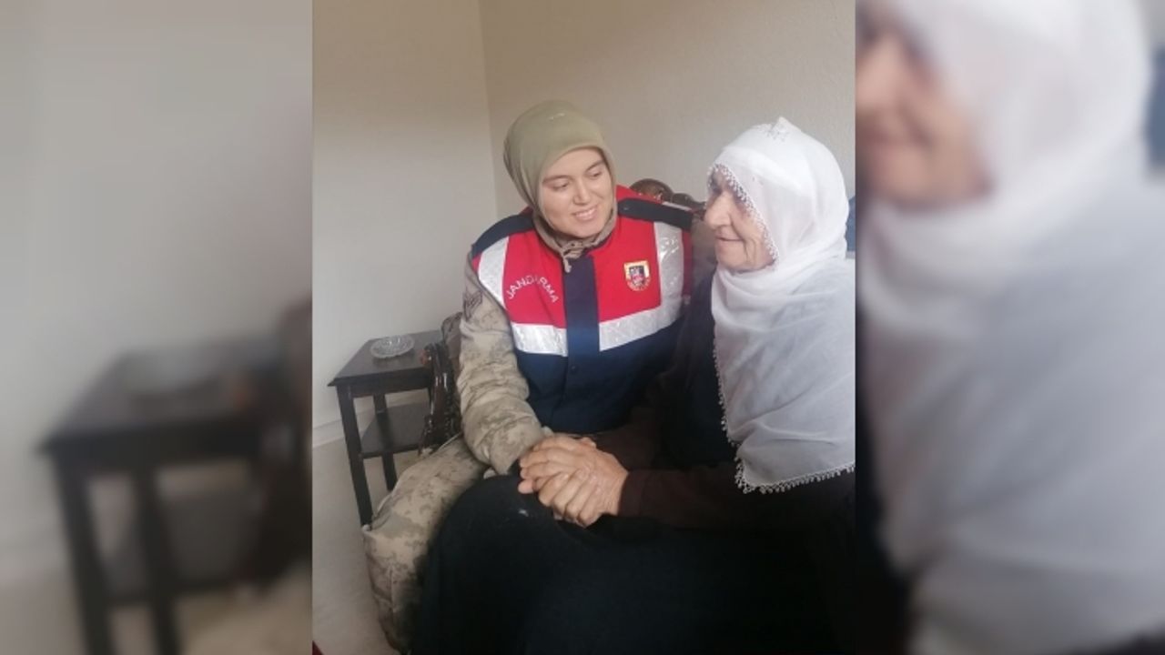 Kadın astsubaylar depremzedelerin yaralarını sarmaya devam ediyor
