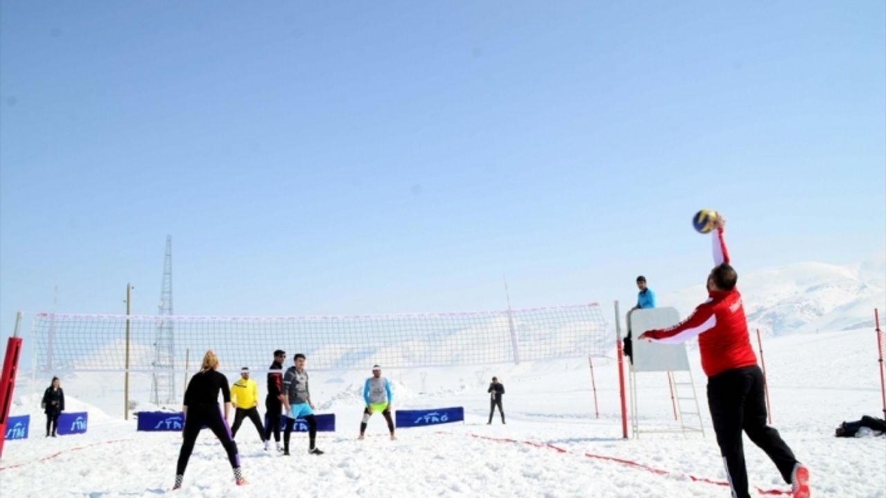 Bitlis'te "kar voleybolu" turnuvası