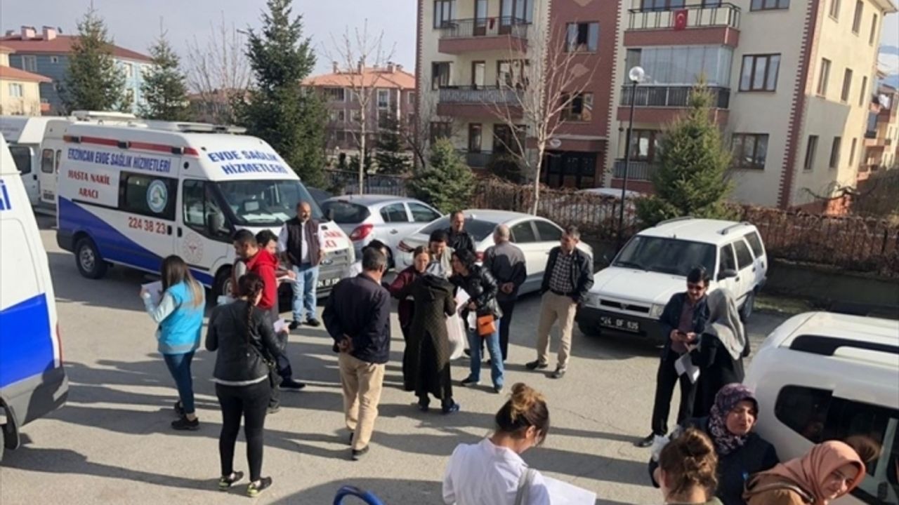 Erzincan'da umreden dönen vatandaşlar tek tek sağlık taramasından geçirildi