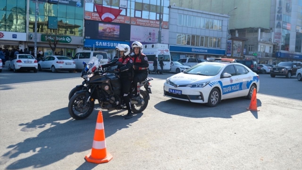 Iğdır ve Kars'ta koronavirüse karşı anonslu uyarı