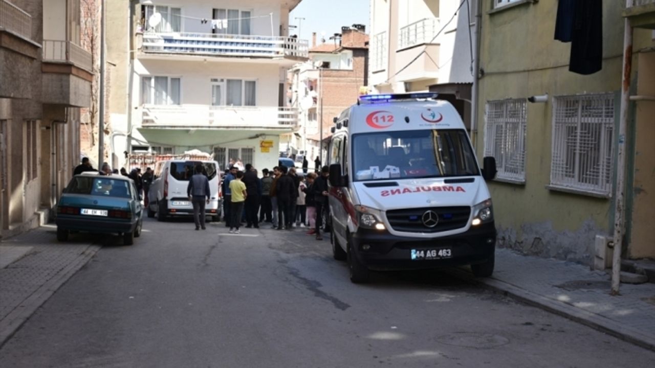 Malatya'da yaslandığı duvar yıkılan kadın düşerek hayatını kaybetti