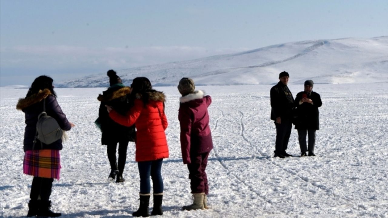 Turistlerin güneşli havada Çıldır Gölü'nde atlı kızak keyfi