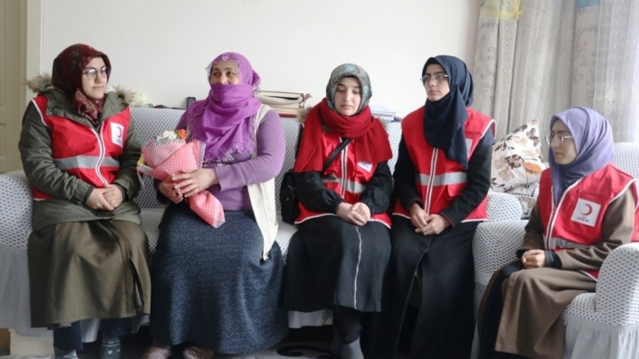 Türk Kızılay, Ağrı'da "zorluklarla mücadele eden" kadınları çiçeklerle gülümsetti