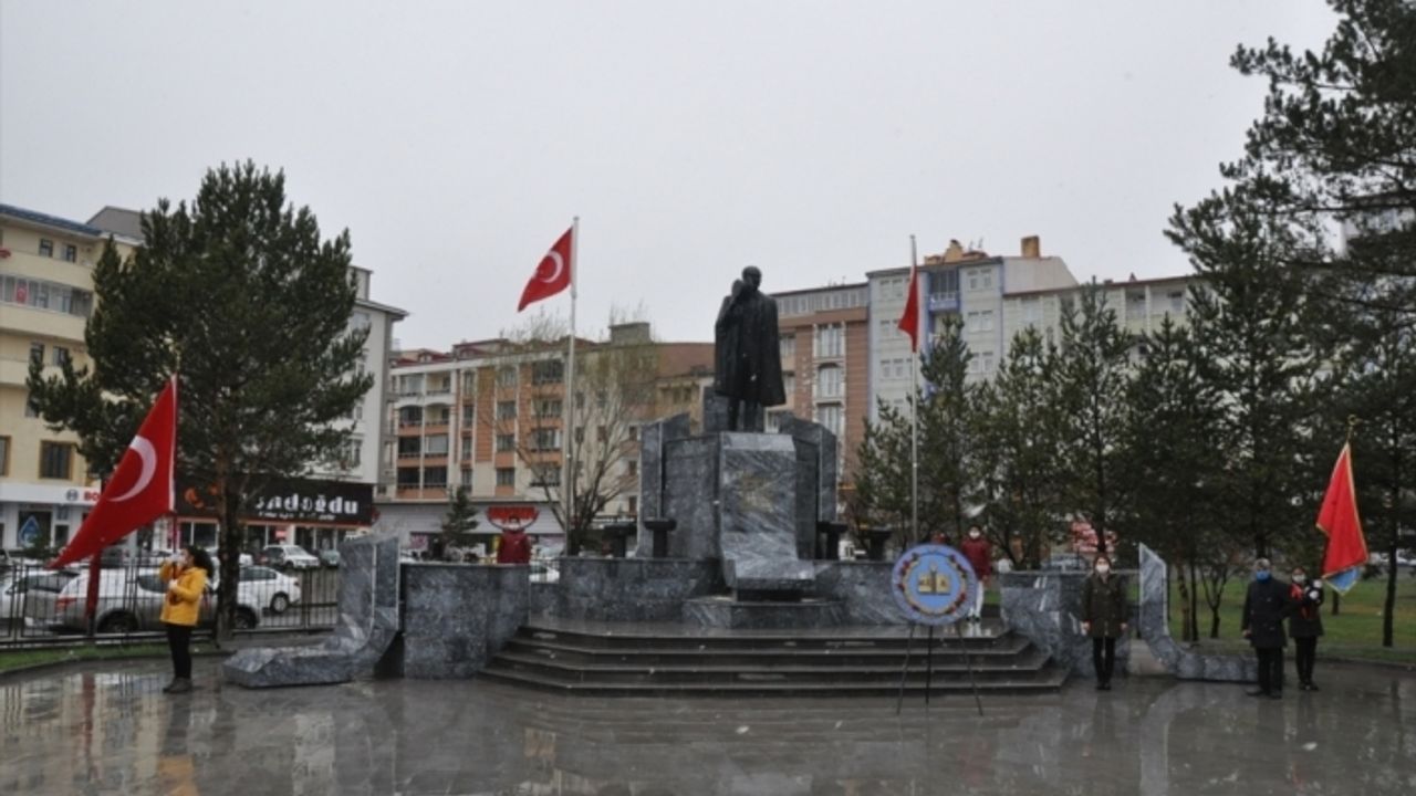 Kars ve Ardahan'da çelenk sunma törenleri kar yağışı altında yapıldı