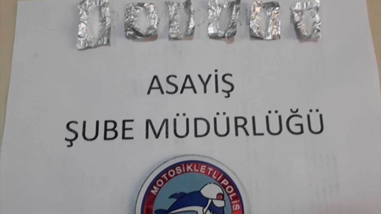 Kars'ta sokağa çıkma yasağına uymayan 20 yaş altı genç uyuşturucu ile yakalandı