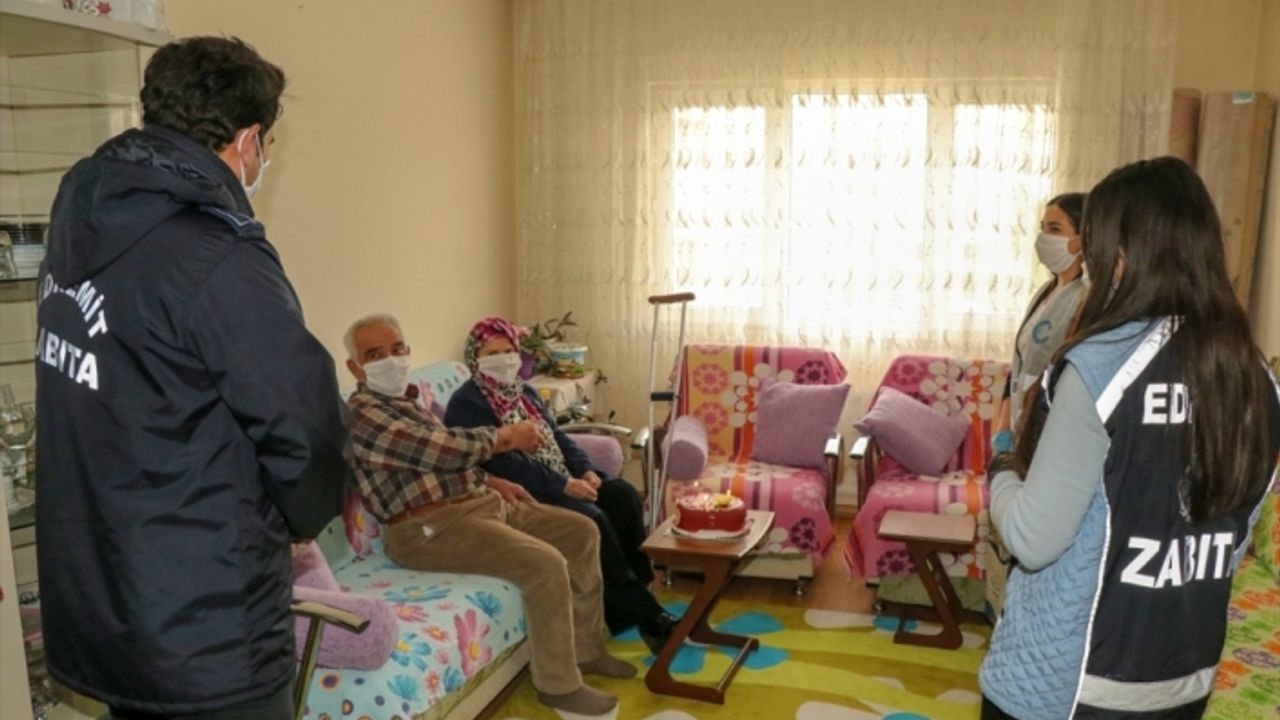 Van'da evlerinden çıkamayan çifte 46. evlilik yıl dönümü sürprizi