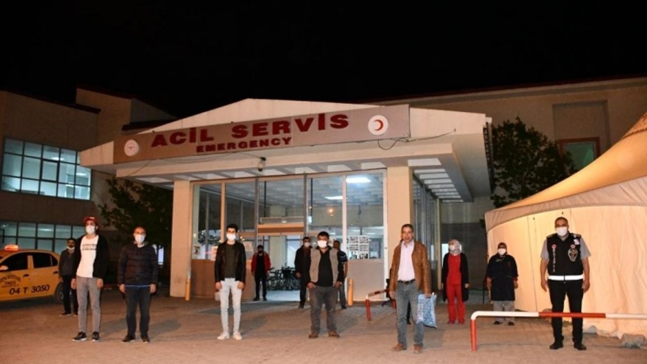 Ağrılı gönüllü gençlerin ‘mini konseri’ sağlık çalışanları ve vatandaşlara moral oldu