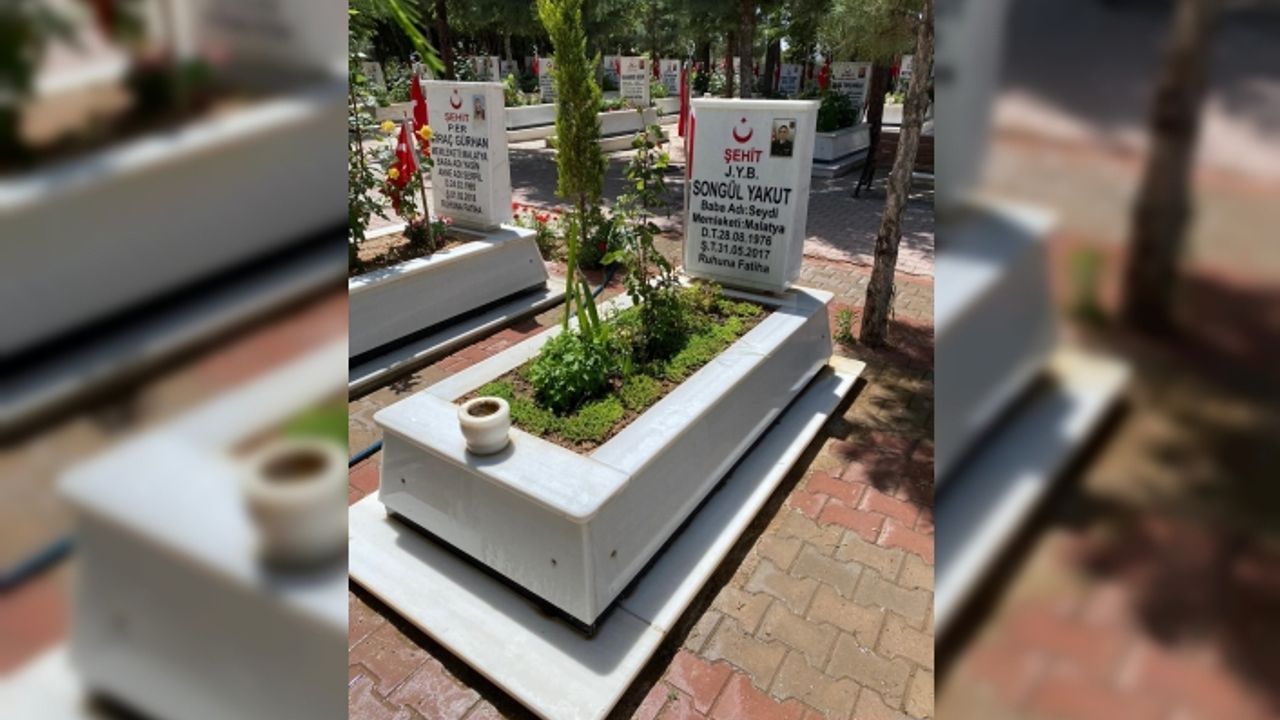 Malatya'da jandarma bayram öncesi şehit kabirlerinin bakımını yaptı