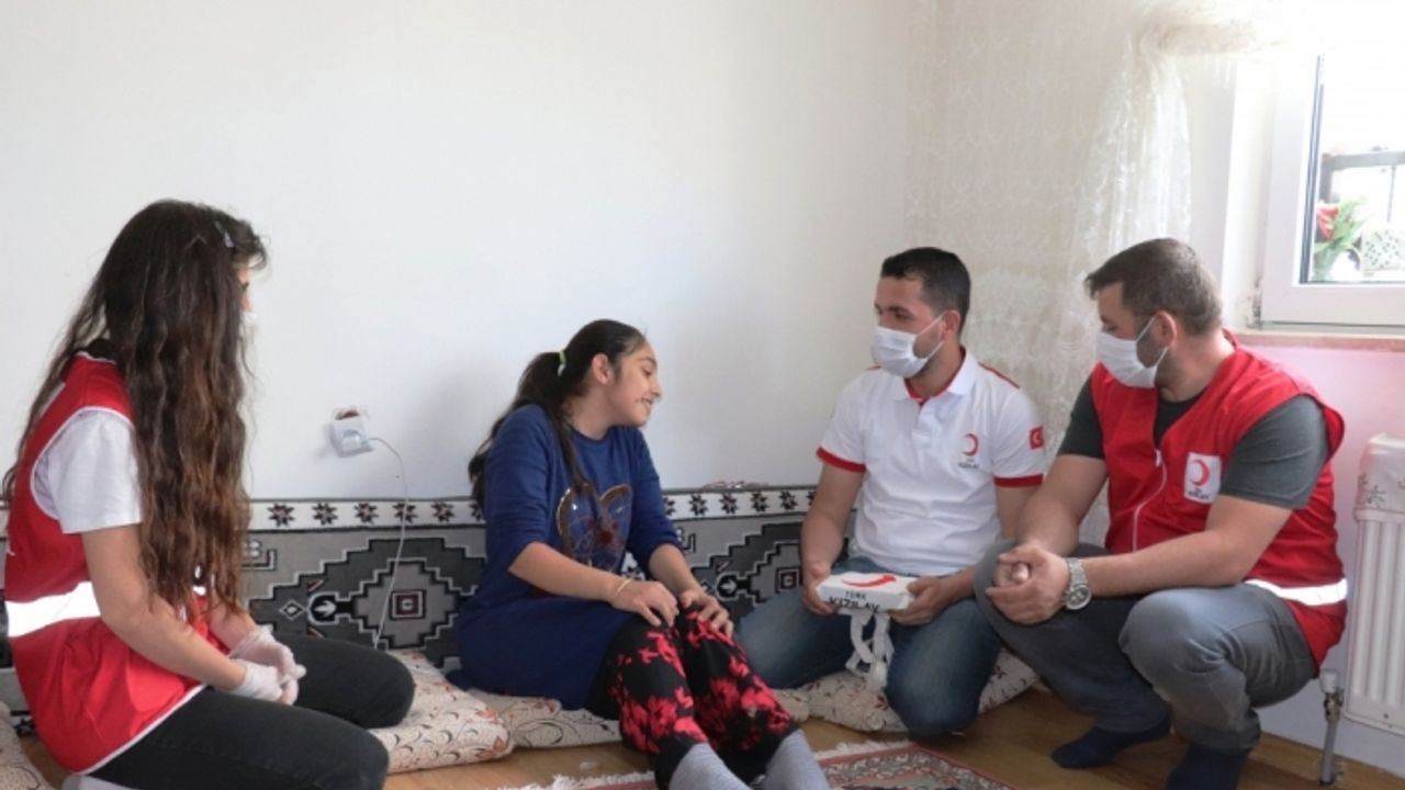 Türk Kızılay gönüllülerinden epilepsi hastası Elifnur'a bayram hediyesi sürprizi