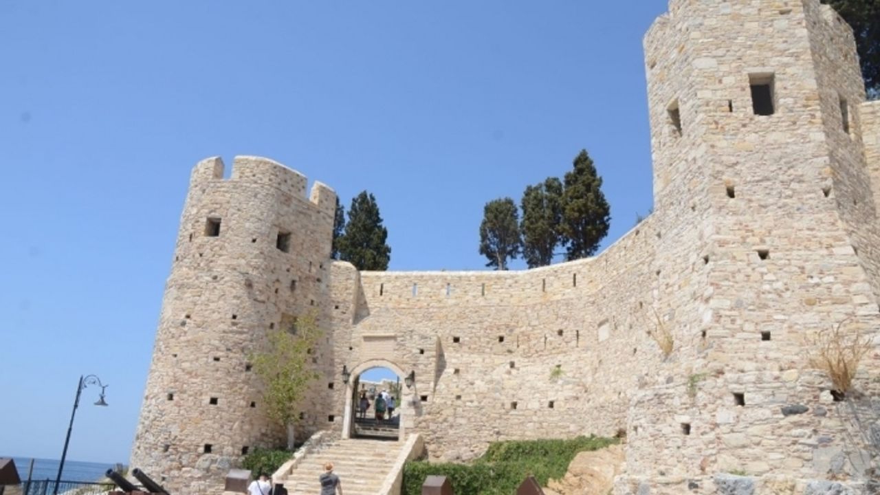 Kuşadası’nın simgesi Güvercinada’yı 60 bin kişi ziyaret etti