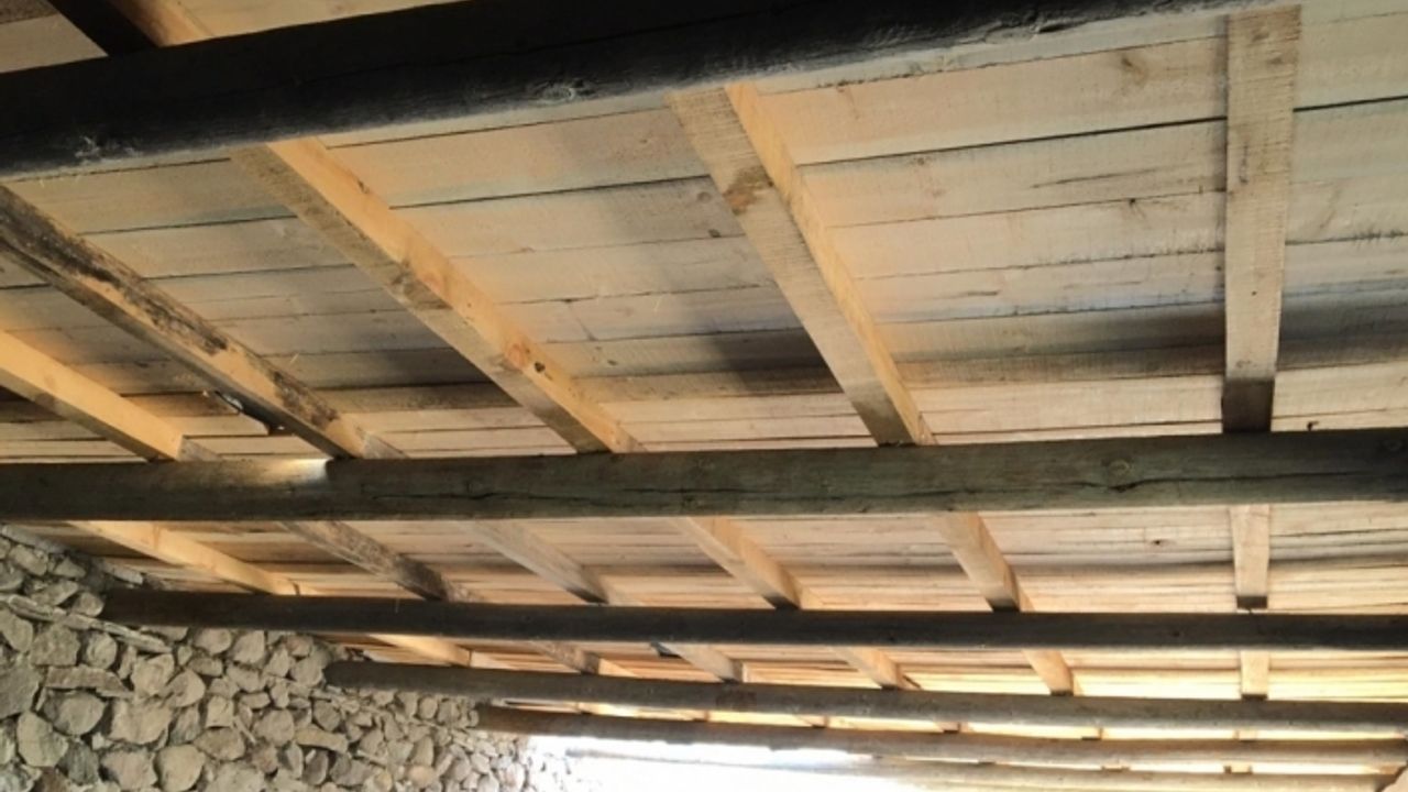 Ardahan'da çalınan aydınlatma direğinin ahır inşaatında kullanıldığı ortaya çıktı