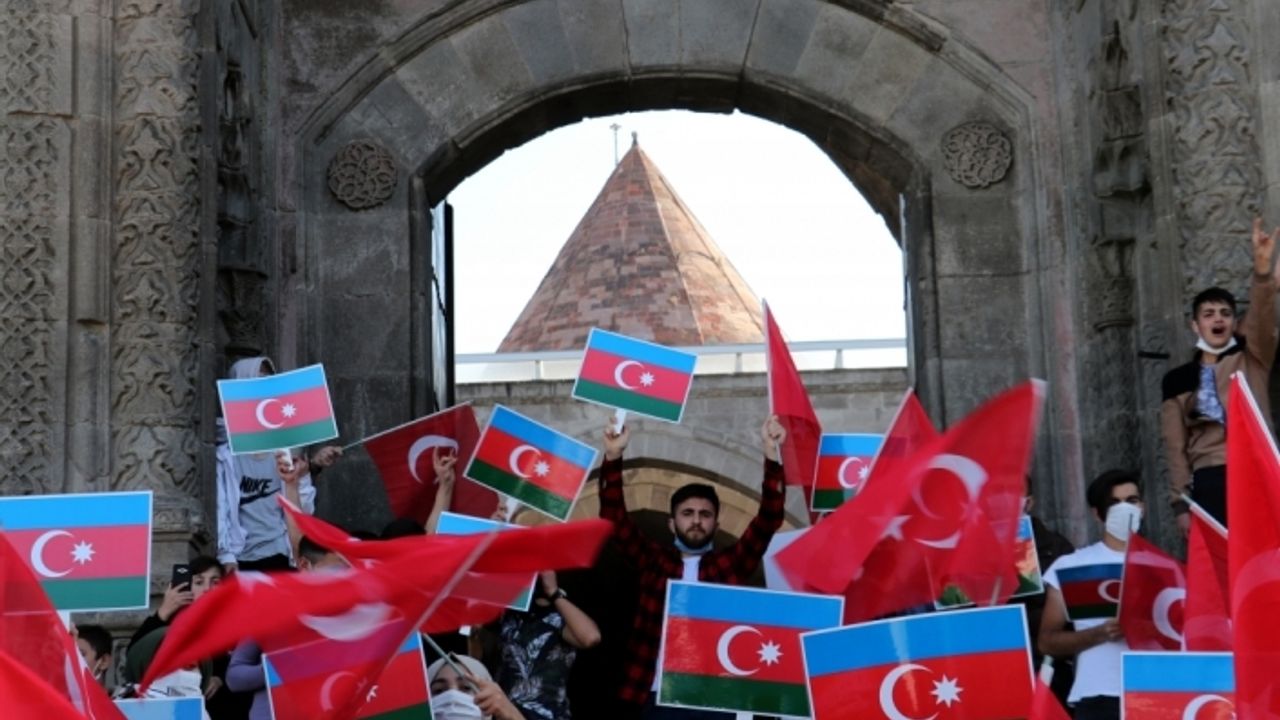 Erzurum'da Azerbaycan'a destek için "atlı ve bayraklı" yürüyüş düzenlendi