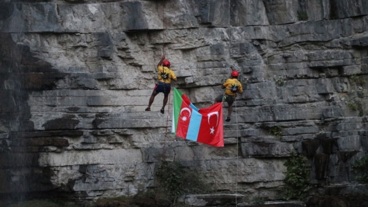 Erzurum'da dağcılar Tortum Şelalesi'nden Türkiye ve Azerbaycan bayraklarıyla iniş yaptı