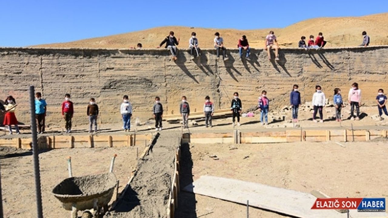 Öğrenciler üşümesin diye 4 derslikli okul yaptırıyorlar