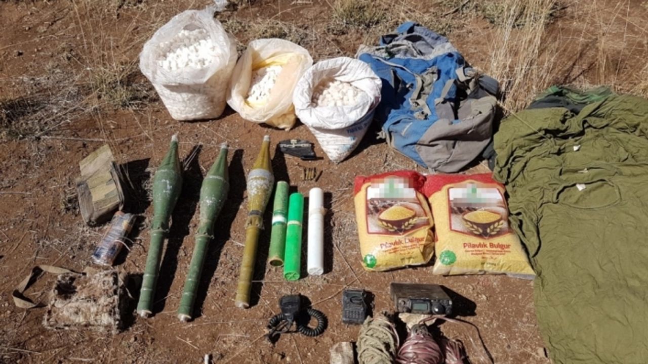 Van'da PKK'lı teröristlerin kullandığı roketatar mühimmatı ve yaşam malzemeleri ele geçirildi