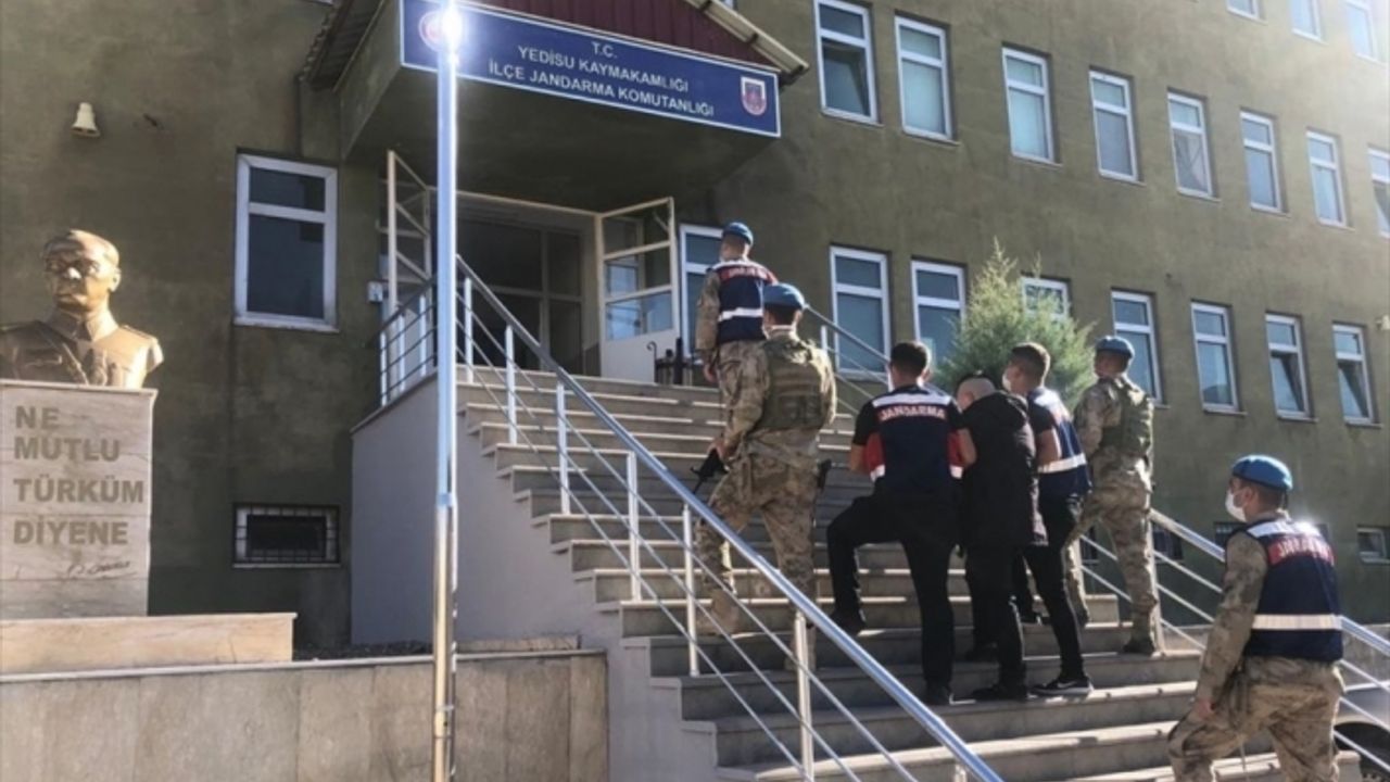 Yaklaşık 20 yıl kesinleşmiş hapis cezası bulunan kişi evinin çatısında yakalandı