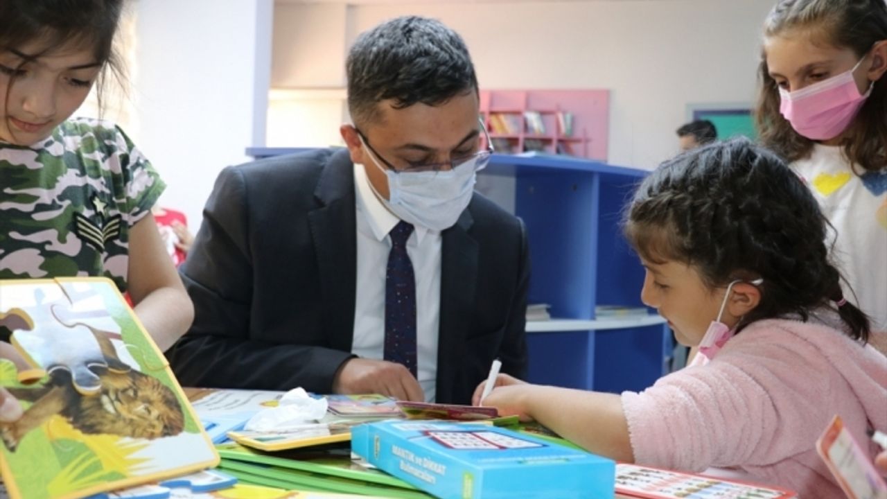 Yetiştirme yurdunda büyüyen kaymakam "çocuk evleri sitesi"ne kütüphane kurdu