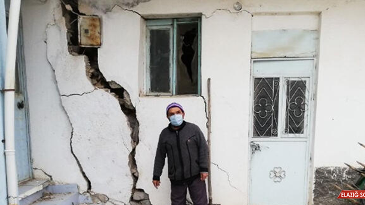 Topraktaki Çatlak Ve Yarıklar Yüzünden İki Mahalle Halkı Diken Üstünde Yaşıyor