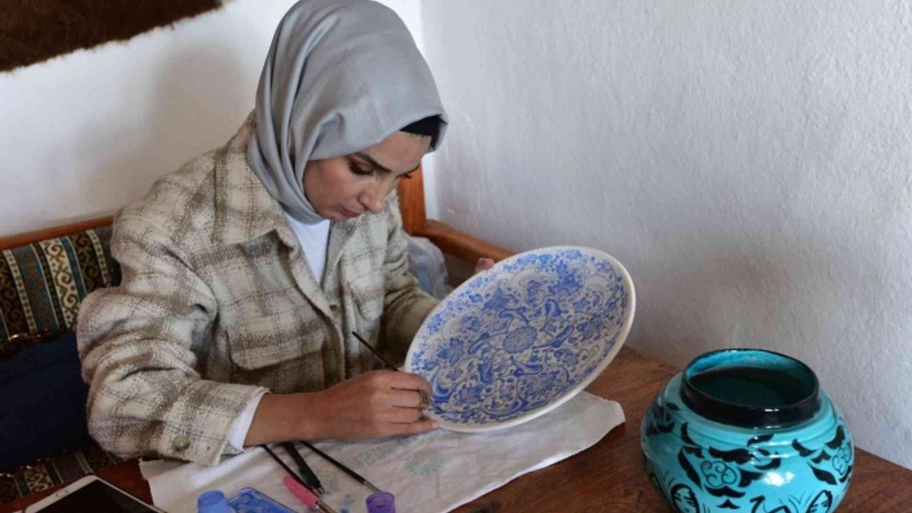 Ahlat çini ve seramikleri bayanların eliyle yeniden hayat buluyor
