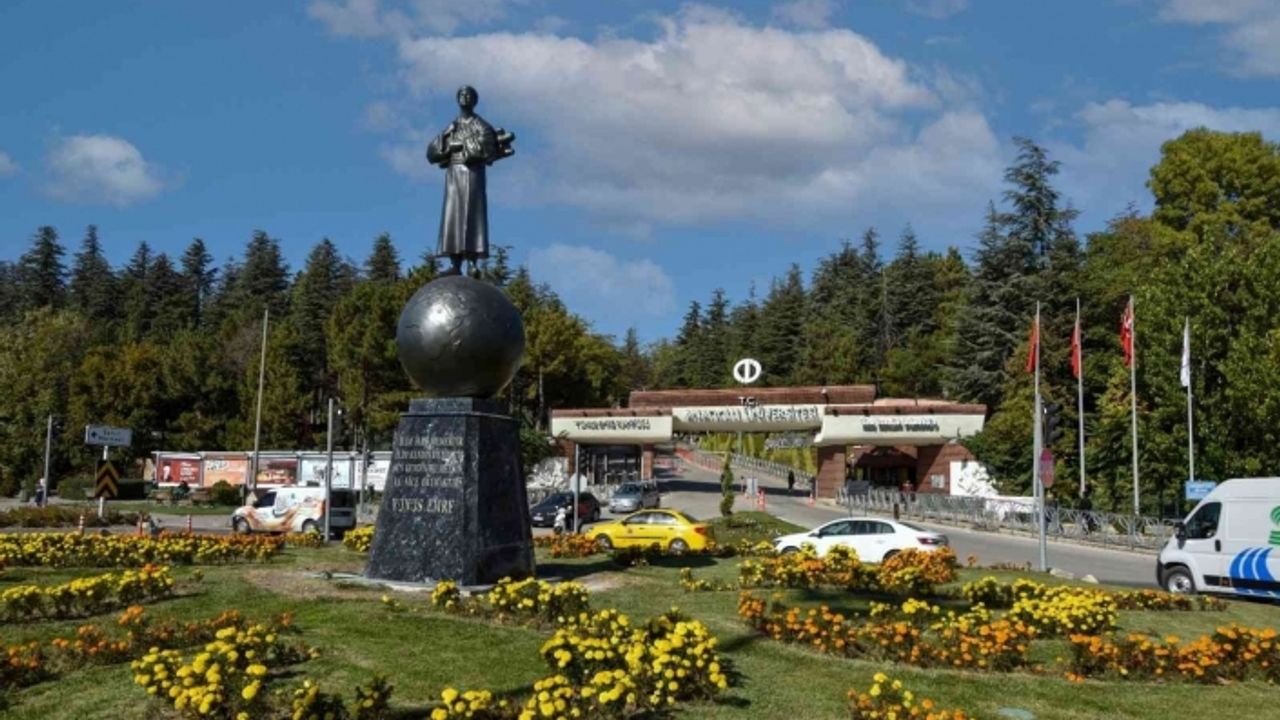 Anadolu Üniversitesine gelen herkesi Yunus Emre Heykeli karşılayacak