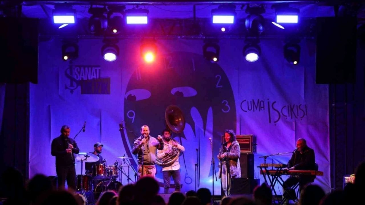 ‘Cuma İş Çıkışı’ konserlerinde Kolektif İstanbul sahne aldı