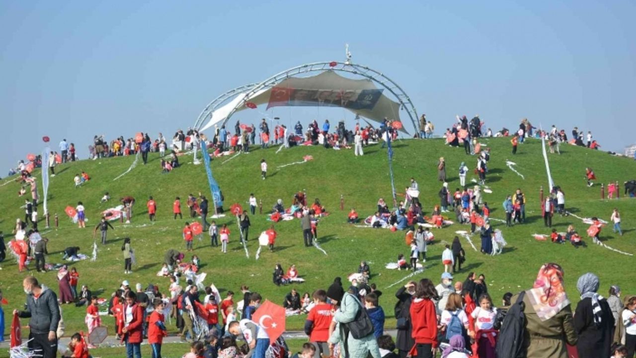 Göklerdeki binlerce Türk bayrağı görenleri şaşkına çevirdi
