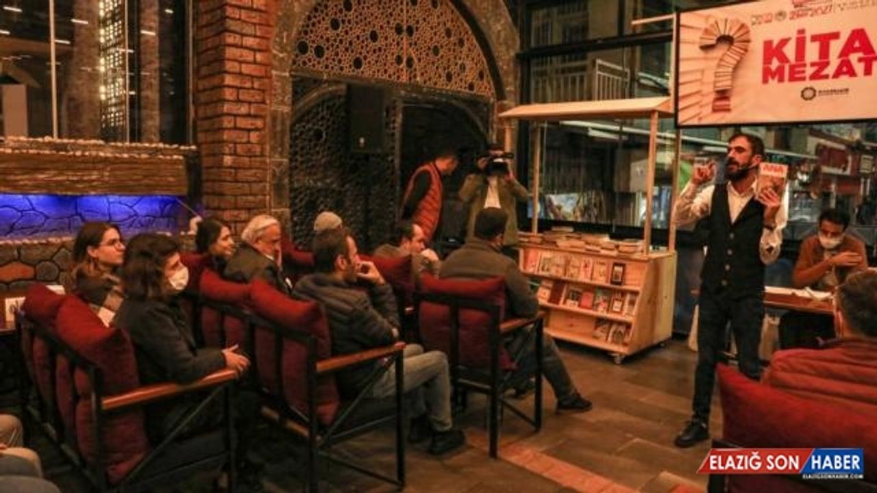 İstedikleri kitabı almak için kıyasıya rekabet ettiler