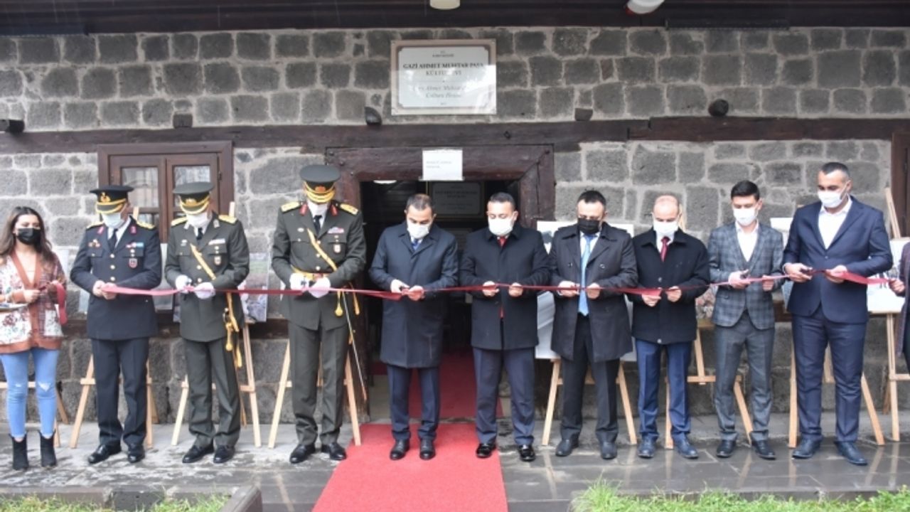 Kars'ta oyuncakla sevindirilen çocukların fotoğraflarından oluşan sergi açıldı