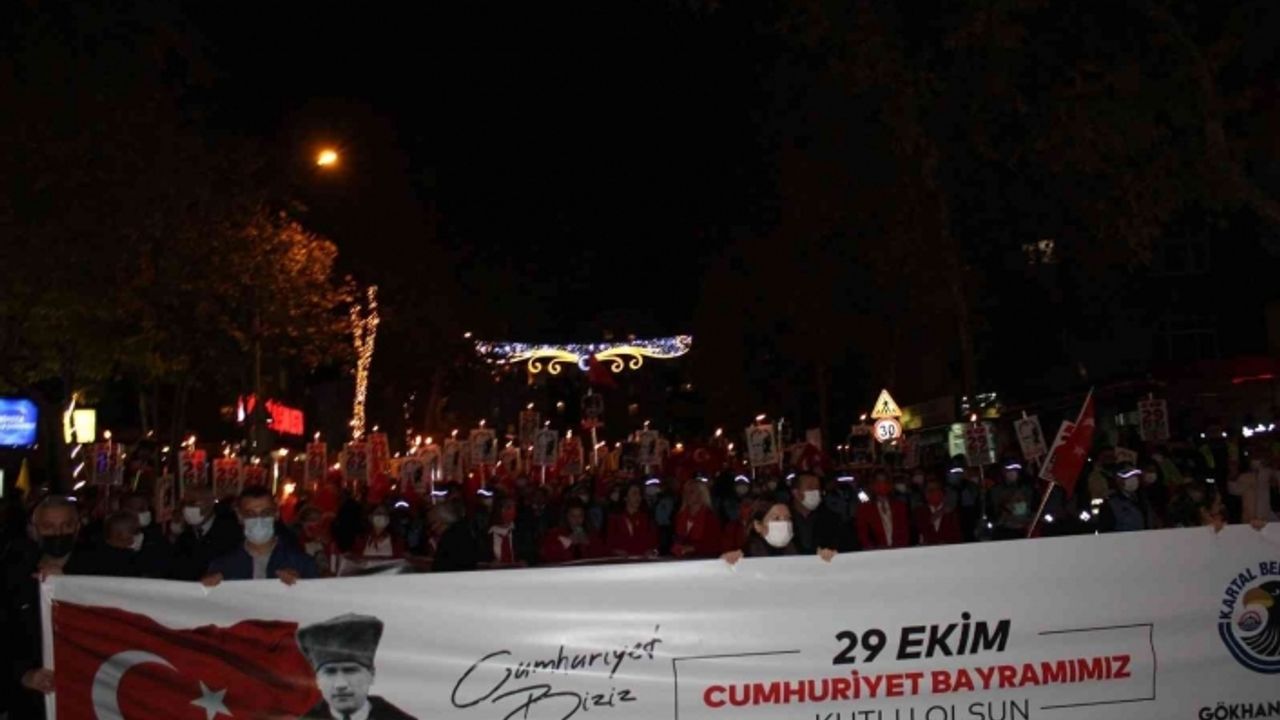 Kartal’da fener alayında buluşan binler, Cumhuriyet coşkusuna ortak oldu