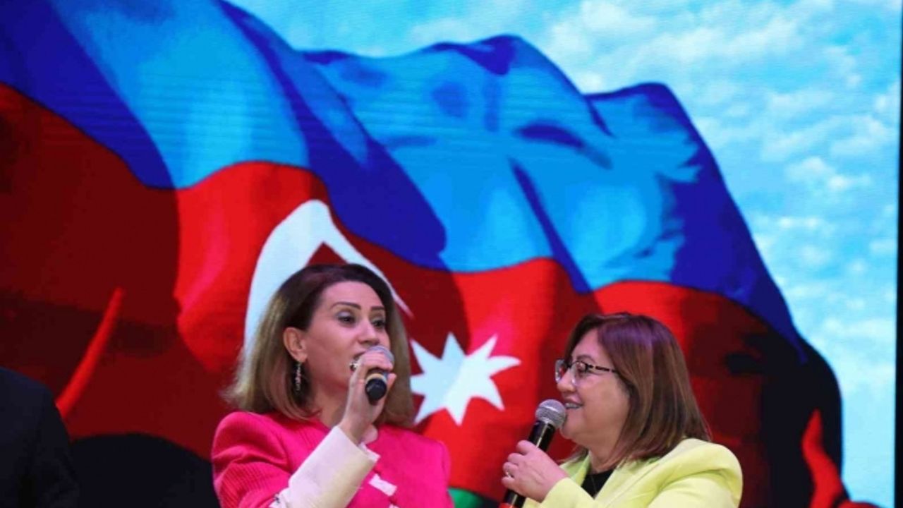 Ünlü sanatçı Azerin Belediye Başkanı Şahin ile düet yaptı