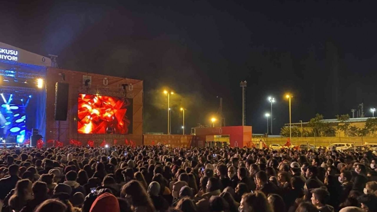 Üsküdar’da Cumhuriyet Bayramı coşkusu İlyas Yalçıntaş ve Rafet El Roman ile yaşandı