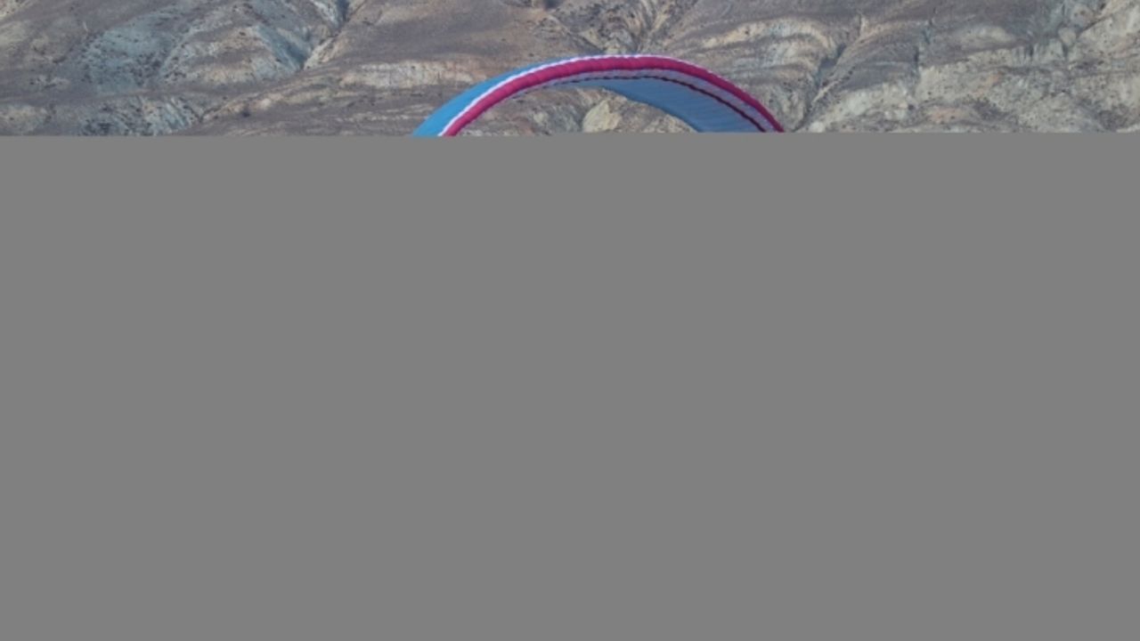 Yamaç paraşütçüleri Cumhuriyet Bayramını gökyüzüne Türk bayrağı açarak kutladı