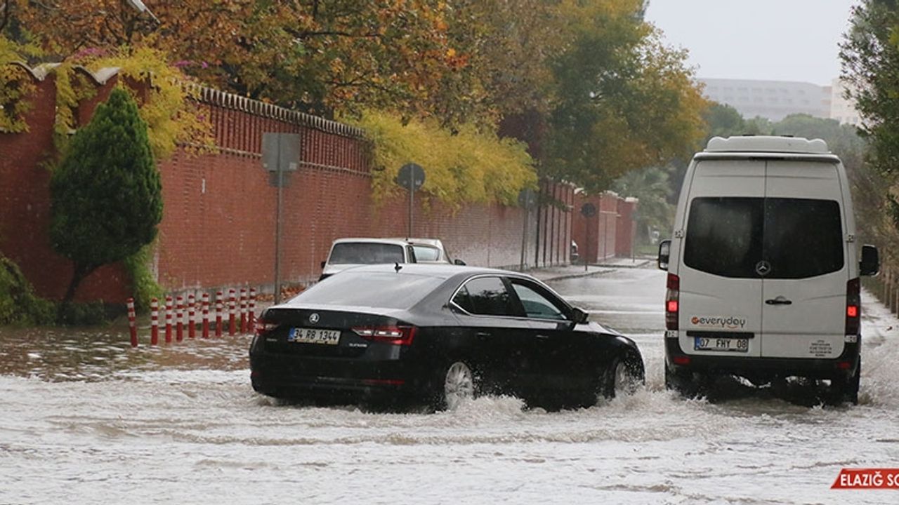 Antalya’da Turizm Çalışanlarının Kaldığı Site Sular Altında Kaldı, Oturanlar İsyan Etti