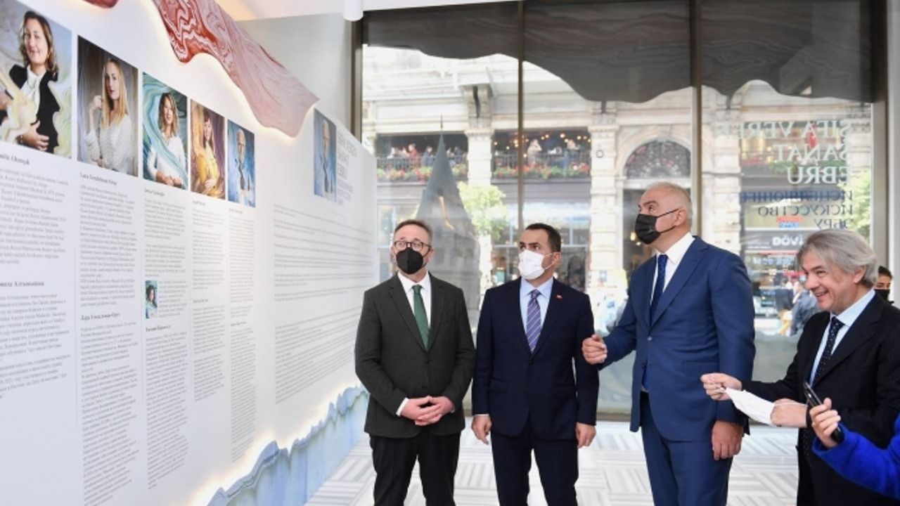 Bakan Ersoy Beyoğlu Belediyesi İstiklal Sanat Galerisi’ni ziyaret etti