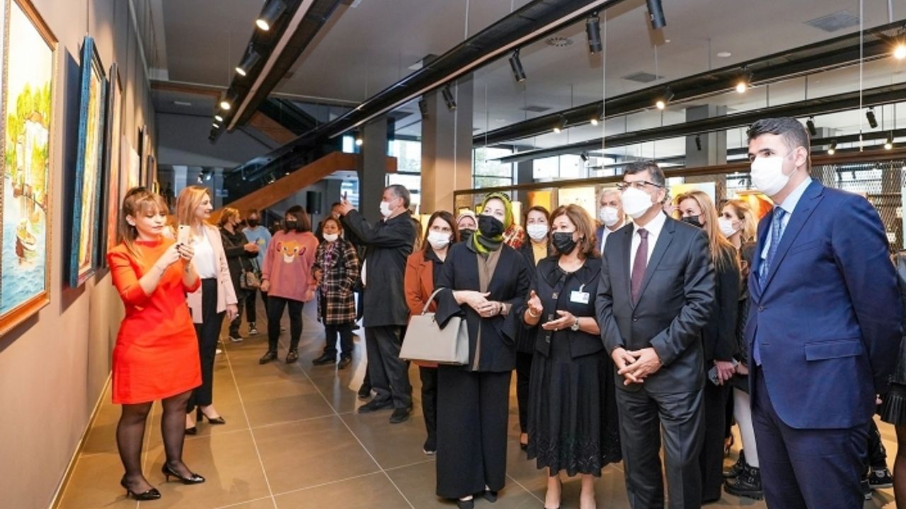 “Bir kadın, bir renk” karma yağlı boya resim sergisi