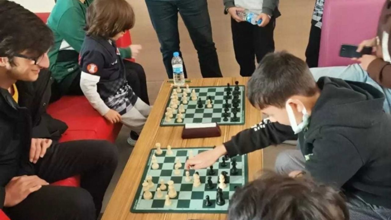 Erzurum'daki İsmail Saib Sencer İl Halk Kütüphanesinde ziyaretçi yoğunluğu